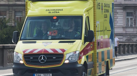 Çexiyada yük maşını ilə toqquşan qatar relsdən çıxıb