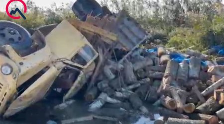 Ucarda odunla dolu yük maşını aşıb - Xəsarət alanlar var