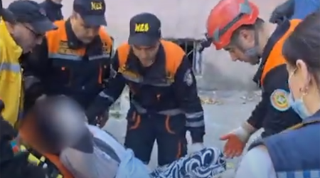 Bağlı qapı arxasında köməksiz vəziyyətdə qalan şəxs xilas edilib - Video