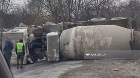 Ağdərədə betonqarışdıran maşın aşıb, sürücü ölüb