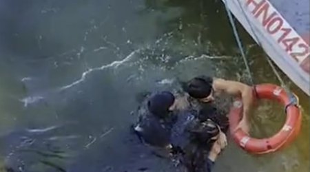 Bulvarda dənizə düşən gənclər xilas edilib - Video