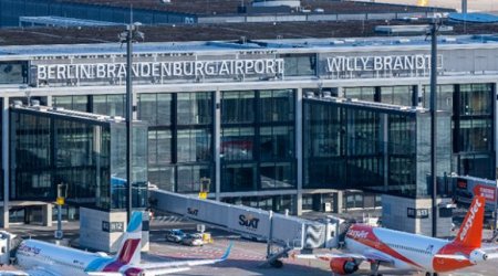 Berlin hava limanında uçuşlar dayandırılıb