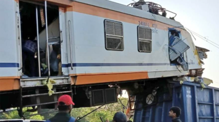 Hindistanda yük və sərnişin qatarları toqquşub, ölən və yaralananlar var