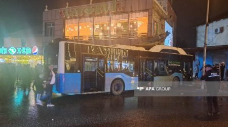 Biləcəridə sərnişin avtobusu iki minik avtomobili ilə toqquşub