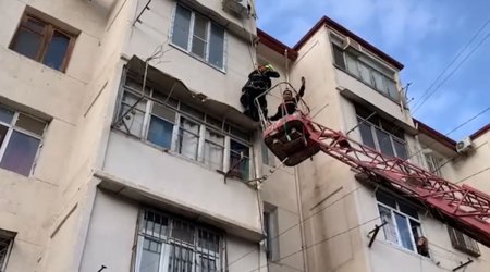 Bakıda binada köməksiz vəziyyətdə qalan şəxs xilas edilib - Video