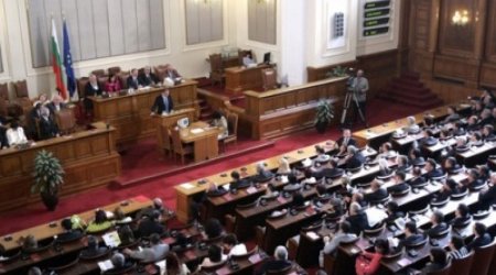 Парламент Болгарии отменил запрет президента на продажу &laquo;Лукойла&raquo;