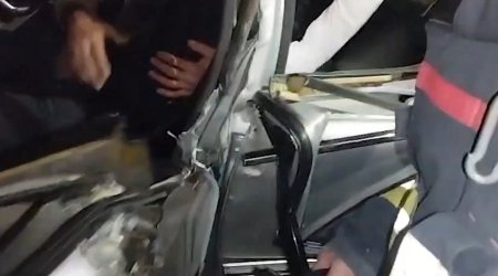 Maşında sıxılı vəziyyətdə qalan sürücü xilas edilib - Video