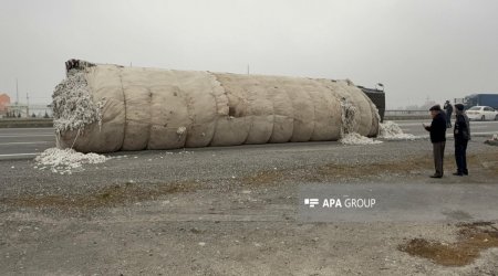 Bakı-Qazax yolunda pambıqla dolu maşın aşıb