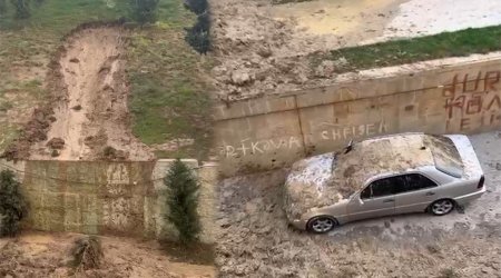 Bakıda poliklinikanın həyətində torpaq sürüşməsi olub