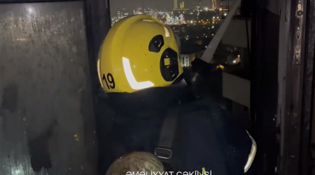 Bakıda 17 mərtəbəli yaşayış binasında yanğın baş verib - Video