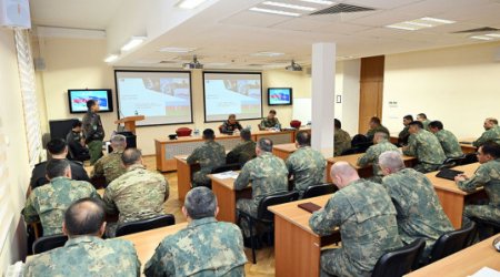 Мобильная тренинговая группа НАТО проводит курс в Баку