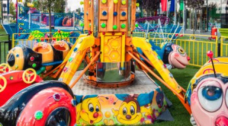 İstanbulda parkda 5 uşağı elektrik vurub