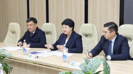 
Emin Əmrullayev özbəkistanlı həmkarı ilə görüşüb