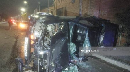 Gəncədə avtomobil aşıb, xəsarət alanlar var