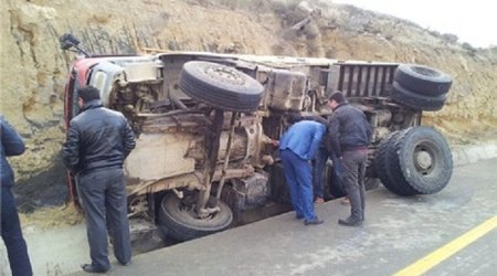 
Kəlbəcərdə sementlə dolu maşın aşıb, xəsarət alan var