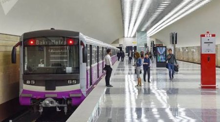 Metronun "28 may" stansiyasında qatarda problem yaranıb