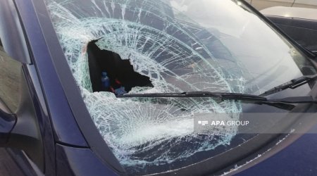 Gəncədə avtomobil divara çırpılıb, 2 nəfər xəsarət alıb