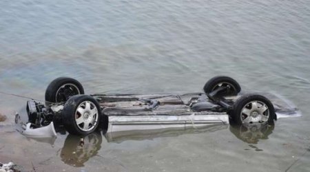 Biləsuvarda maşın kanala aşıb, 5 nəfər ölüb