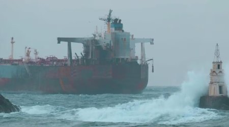 Болгария сняла часть экипажа с поврежденного украинским дроном танкера