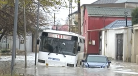 6-7 ildir yağış yağanda evləri və küçəni su basır - Şikayət/Video