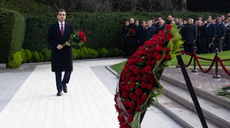 Azərsun Holdinq”in rəhbər heyəti Ulu Öndərin məzarını ziyarət edib