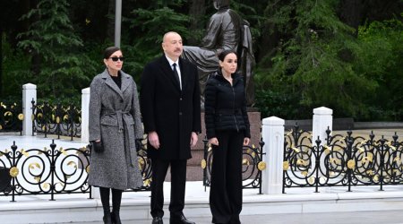 Prezident və ailəsi Heydər Əliyevin məzarını ziyarət edib
