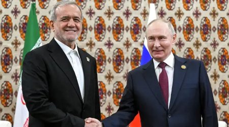 Putin iranlı həmkarı ilə görüşüb