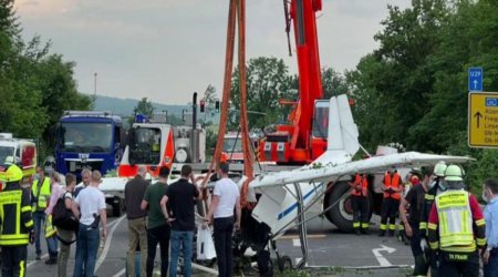 Almaniyada təyyarə insanların olduğu küçəyə eniş edib, yaralılar var