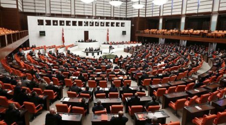 Türkiyə parlamentində deputatlar əlbəyaxa dava edib - Video