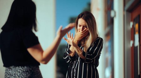 Küçədə əlbəyaxa dava edən müəllimləri polis 50 manat cərimələyib