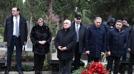 Əli Əsədov təyyarə qəzasında həlak olan ekipaj üzvlərinin məzarını ziyarət edib