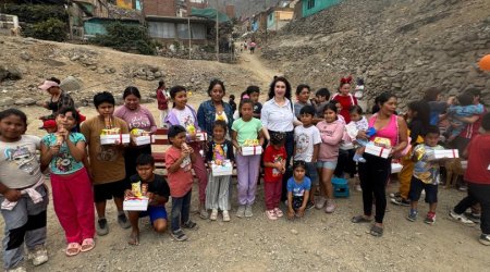 Azərbaycan səfirliyi Peruda aztəminatlı ailələrin uşaqlarına bayram hədiyyələri verib