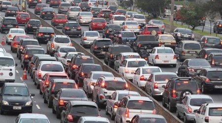 Deputat təklif edir ki, tıxaca görə bəzi işçilər işdən bir saat tex çıxmalıdır