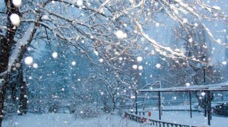 В Шуше спасатели эвакуировали автомобиль, застрявший из-за гололеда