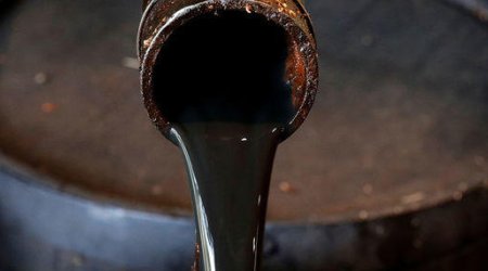 Oil prices edge lower on US statistics