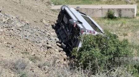 Lerikdə mikroavtobus dərəyə aşıb, yaralılar var