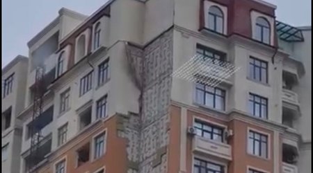 Nərimanovda binanın fasadı uçub - Video