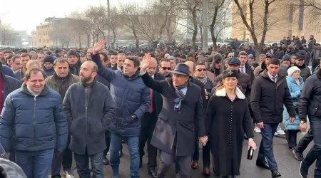 Пашинян возглавил шествие в Ереване после рождественской литургии