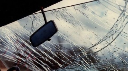 Salyanda mikroavtobus minik avtomobili ilə toqquşub, 9 nəfər xəsarət alıb