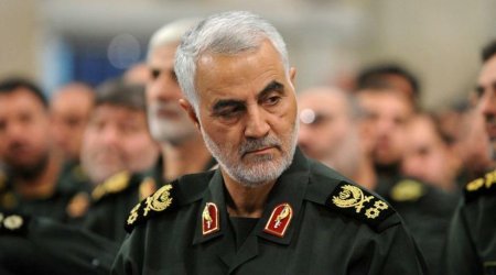 İranda Süleymaninin heykəli yandırılıb