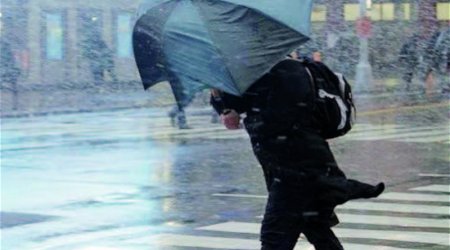 Синоптики предупреждают: сильный ветер, снег и гололед