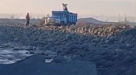 Balakəndə çaydan qanunsuz qum-çınqıl daşıyanlar məsuliyyətə cəlb olunub