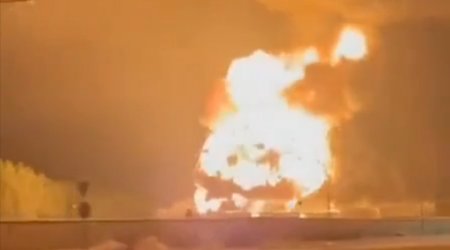 После атаки дронов в России горит нефтебаза