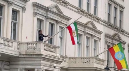 Londonda etirazçılar İran səfirliyinin binası üzərindəki bayrağı dəyişdiriblər - Video