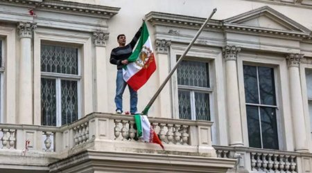 İranın Milandakı konsulluğunun lövhəsi sökülüb