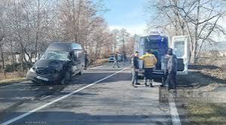 Oğuzda yük və minik avtomobilləri toqquşub, xəsarət alanlar var