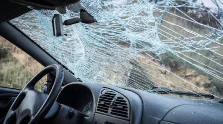 Gəncədə minik maşını avtobusa çırpılıb, xəsarət alan var