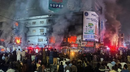В Пакистане при пожаре в торговом центре погибли три человека