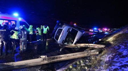 В Стамбуле более 10 человек пострадали при опрокидывании микроавтобуса