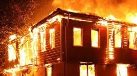 Yevlaxda beşotaqlı ev yanıb